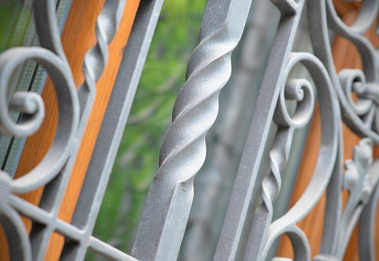 En Reformas Dalso estamos especializados en cerrajería metálica para rejas, puertas o ventanas. ¡Pide tu presupuesto online!
