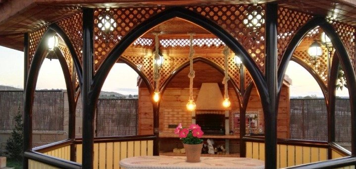 El tejado lo hemos cubierto con teja de hormigón. El forrado interior se ha hecho con madera, especial para las zonas exteriores.