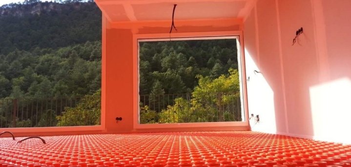 La instalación de suelo radiante posibilita utilizar diferentes fuentes de calor. Entra para solicitar tu precio en casa.