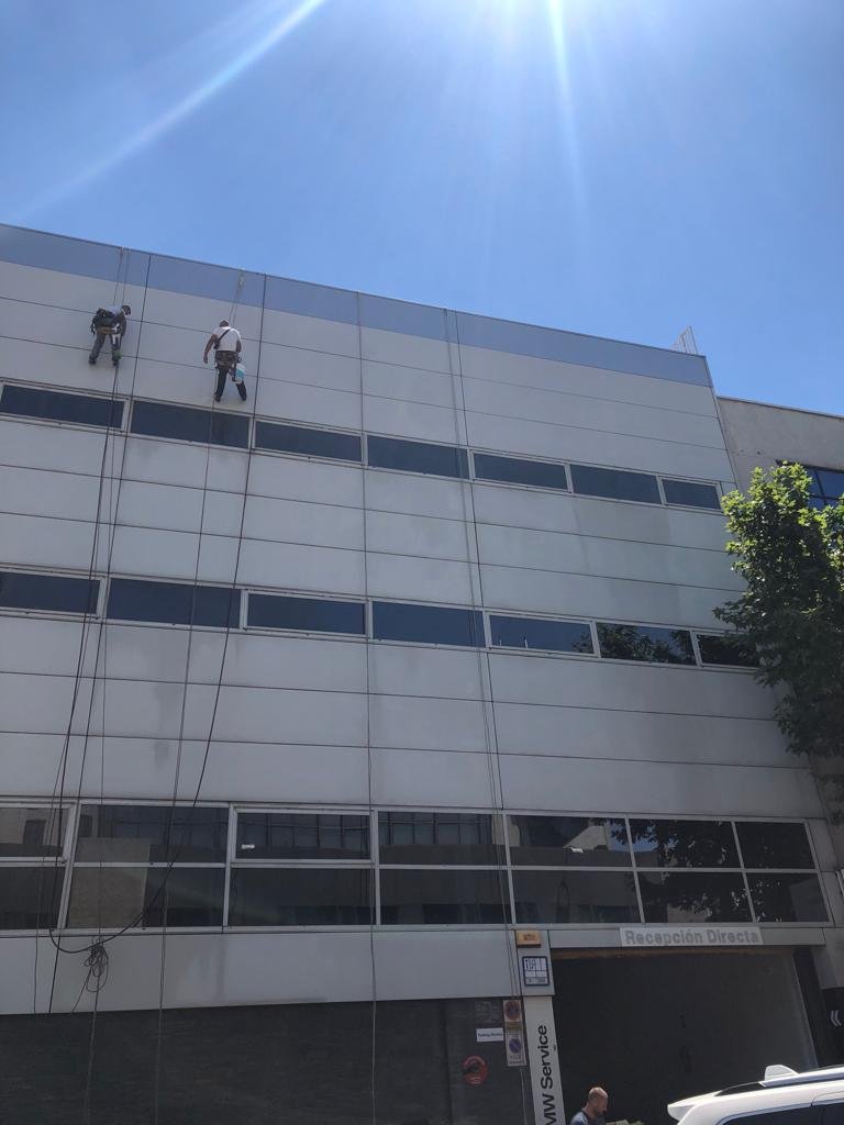 Si estás pensando en limpiar tu fachada en Madrid... ¡Echa un vistazo a nuestro último trabajo! No esperes más y llámanos.
