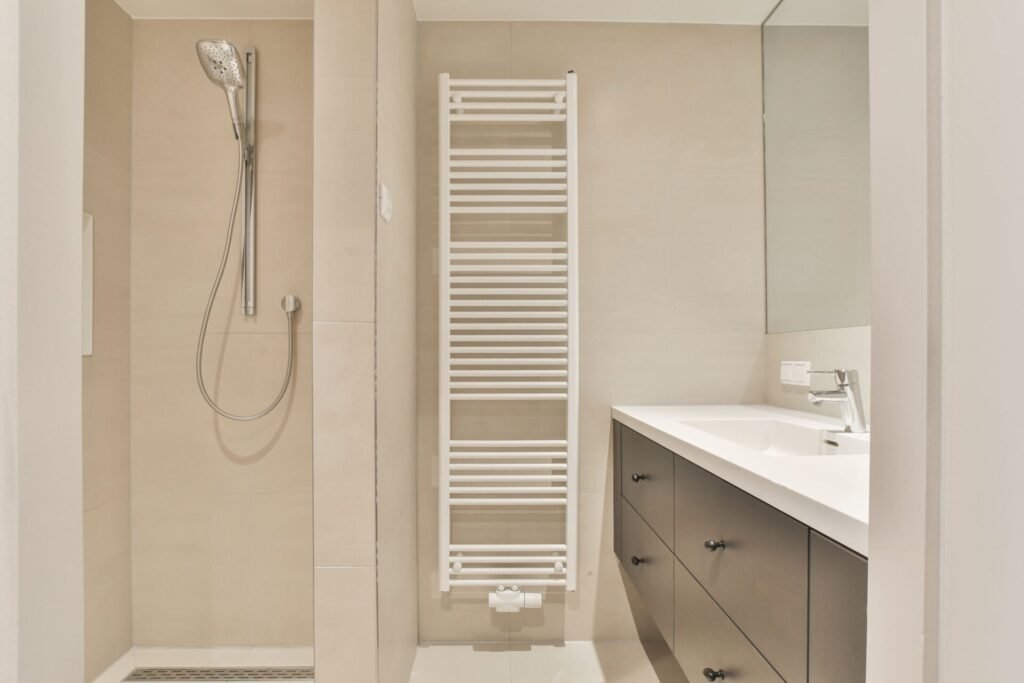 Descubre los tipos de tabiques para duchas de obra con muro, sus medidas, materiales, ventajas y aspectos clave para su instalación